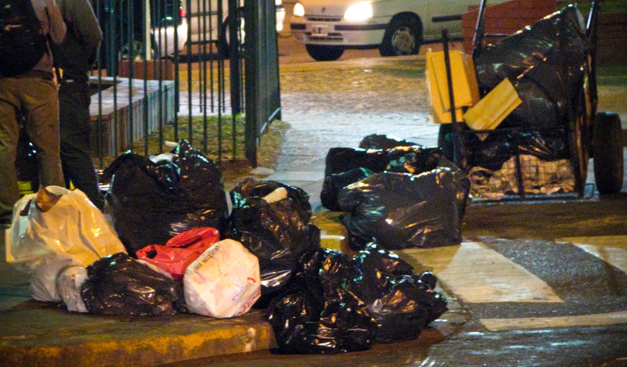 déchets ménagers sur un trottoire